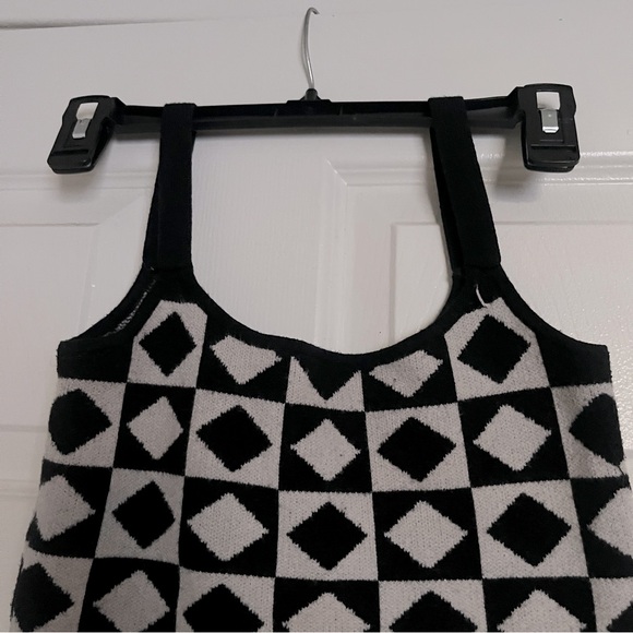Sweater Tank with Black and White Diamond Pattern - Picture 2 of 5